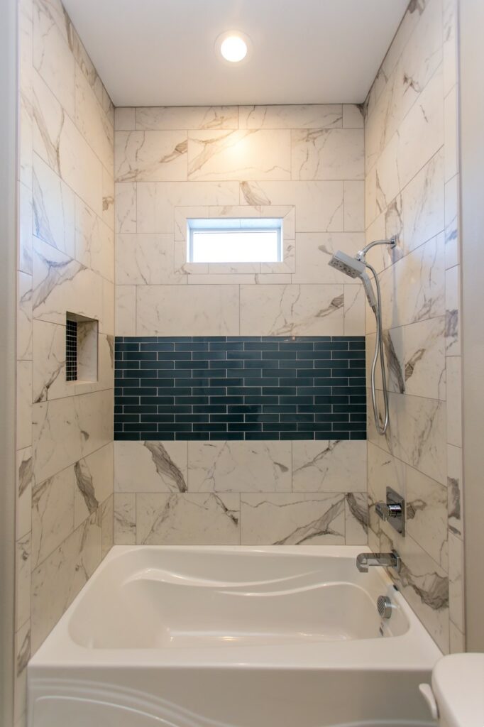 bathroom subway tile Homes by Prodigy