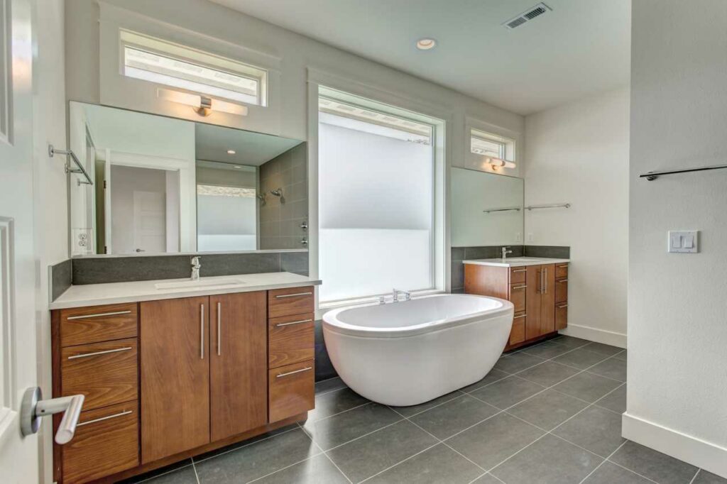 master bathroom with tub Homes by Prodigy