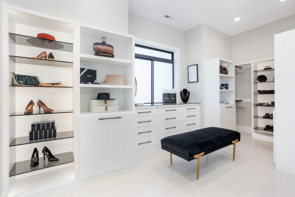 modern luxury walk-in closet Homes by Prodigy